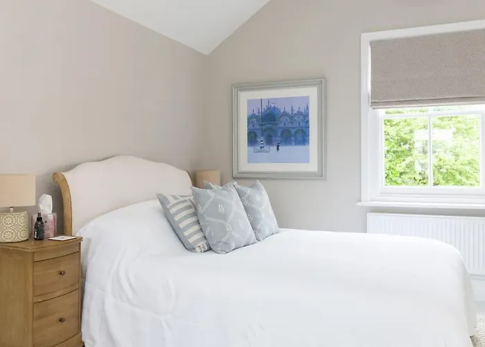 Stylish And Homely 1 Bed Edwardian Coach House